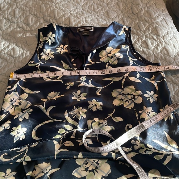Halston navy blue flowered sleeveless top size large - Picture 6 of 7